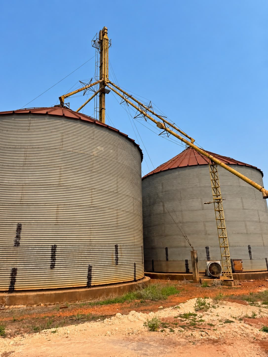 Conjunto de silos metálicos para armazenagem de grãos